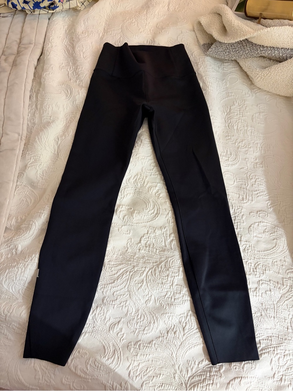 Vuori Black High-Rise Performance Leggings 3/4 length S - Picture 4 of 5